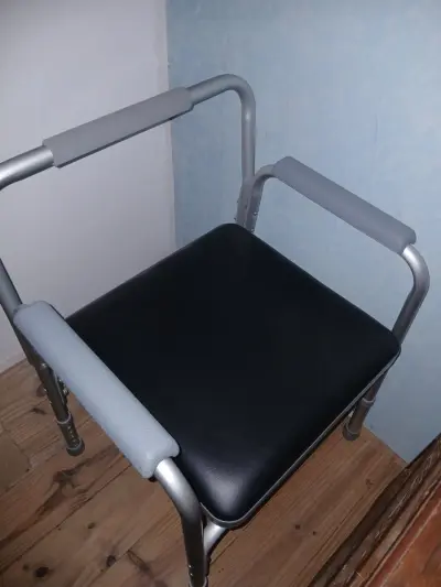 Silla con bacinilla para adultos