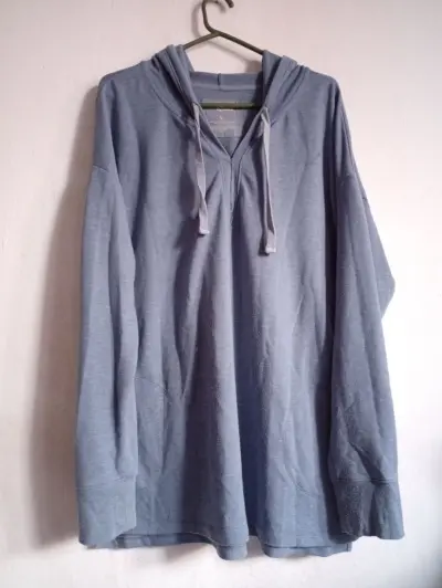 sudadera con capucha azul claro