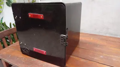 COMBO CAJA DELIVERY 40X40X40 (USADA) + CASCO HAWK (USADO) + ASIENTO BICI (NUEVO)