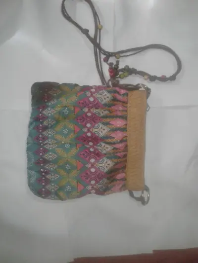 2 carteras con lazo y cierra  de tela con cierre  