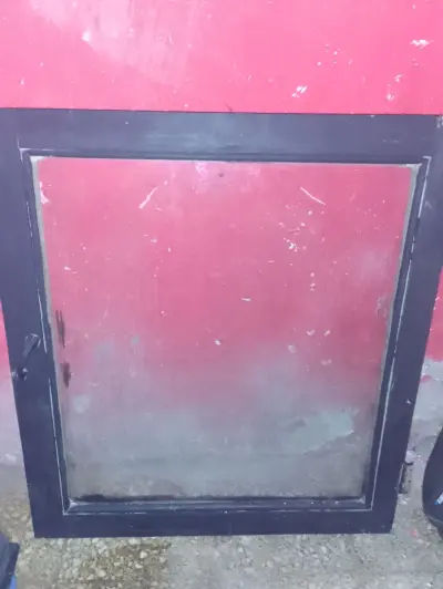 Ventana sin marco mide 64x70 