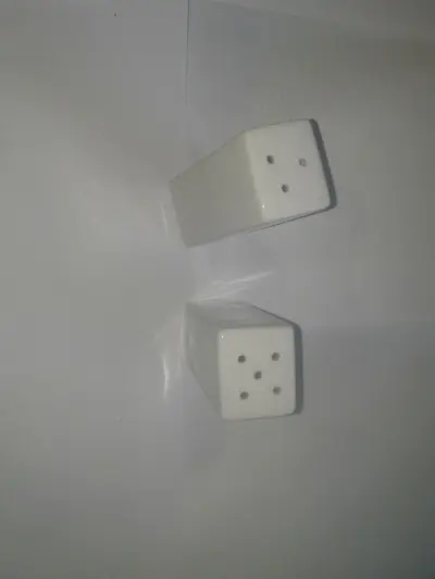  2 saleros  2 pimentero de vidrio y de cerámica  