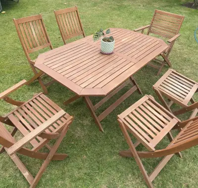 Mesa y sillas de exterior