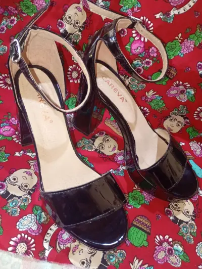 Zapatos negros de charol 