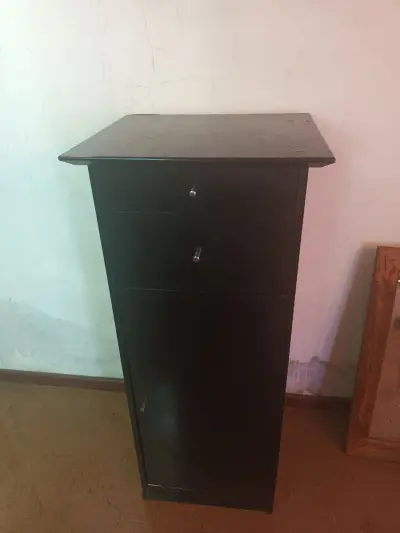 Chifonier negro con cajones y puerta
