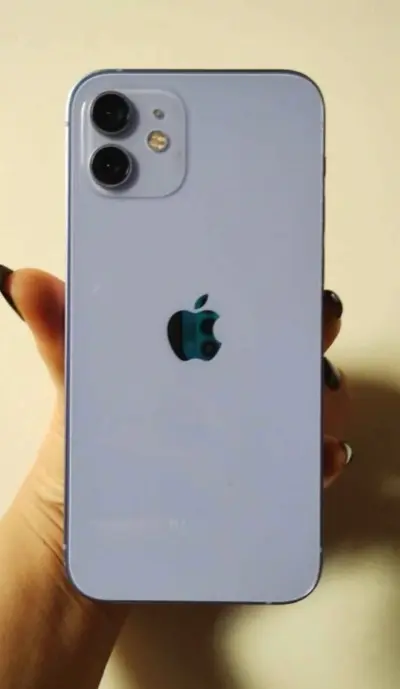 VENDO!! iPhone 12 + cargador y fundas de regalo🎁