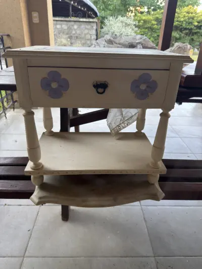 Mesa de luz de madera