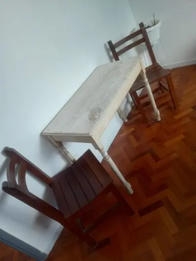 Juego de dos sillas y una mesa oportunidad !!!