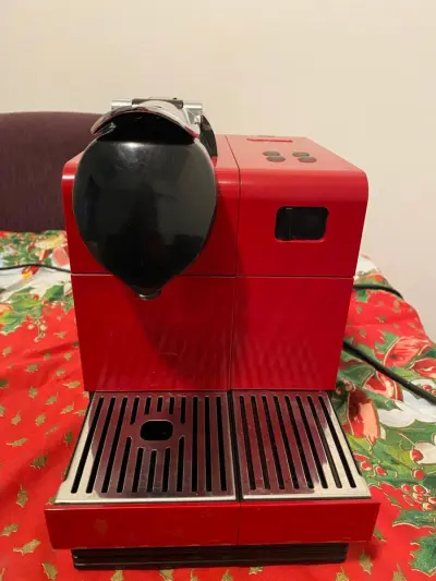 Cafetera Nespresso Lattissima+ Roja F411 - 19 Bares - Fabricada en Italia