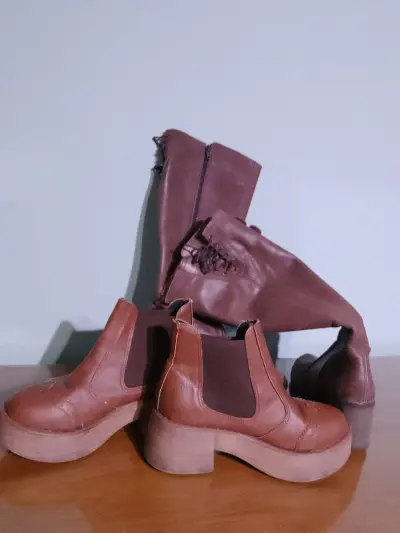 Dos pares de botas de Mujer. Un par cortas y el otro par largas . Ambas número: 37.