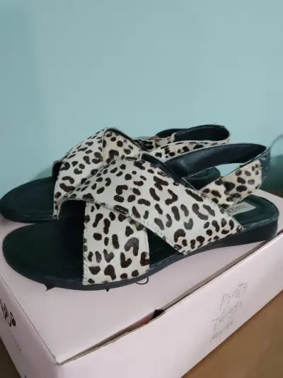 Lote de 4 pares de sandalias N*36 de Mujer.