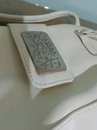 Cartera baguette con herraje.