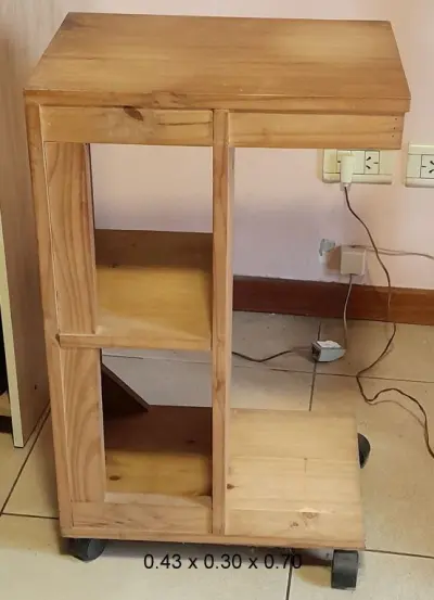Pequeña mesa para usos varios.  Medidas 0.43 x 0.30 x 0.70