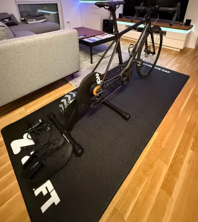 Wahoo KICKR CORE V2 + Zwift Play + Zwift COG