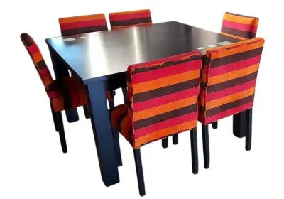 JUEGO DE MESA CUADRADA Y 6 SILLAS TAPIZADAS EN CHENILLE