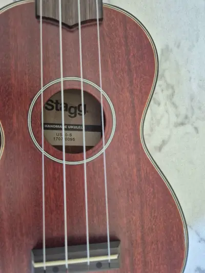 Ukelele Stagg Caoba Soprano + Estuche