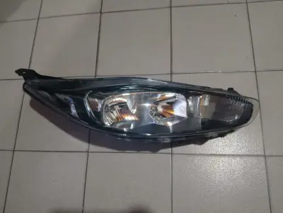 Faro delantero derecho Ford Fiesta original usado en buen Estado listo para colocar