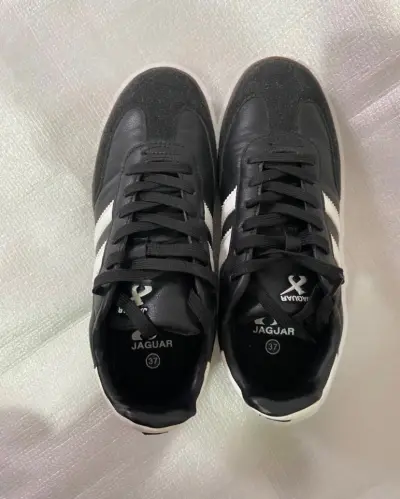 Zapatillas Jaguar negras con rayas blancas – Como nuevas