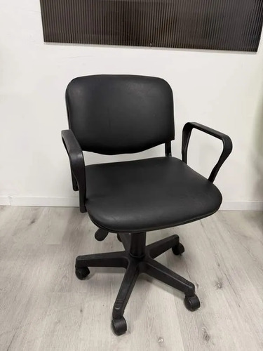 Silla De Oficina Eco Cuero Negro Con Apoyabrazos