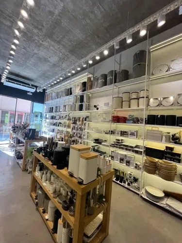 Mesa Central De Exhibicion Enchapada 1,70m Con Estantes