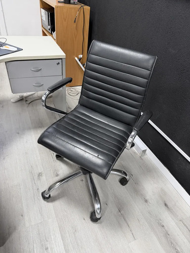 Silla De Oficina Ejecutiva Negra Base Cromada Ruedas