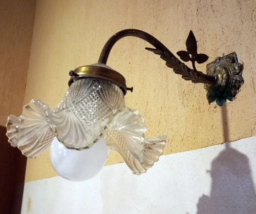 Lámpara De Pared Bronce Con Tulipa Antigua Dorado
