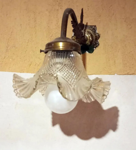 Lámpara De Pared Bronce Con Tulipa Antigua Dorado