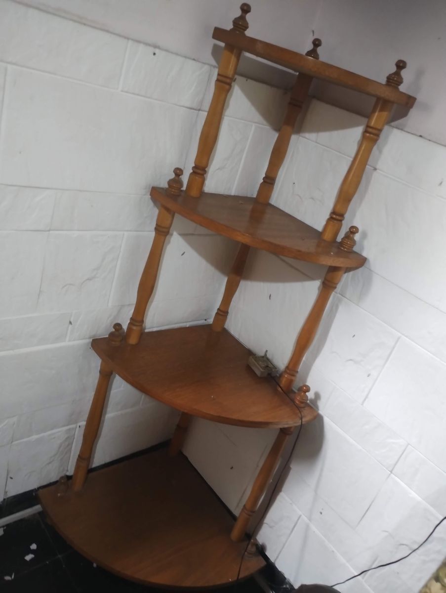 Cama, mesa de luz, repisa 