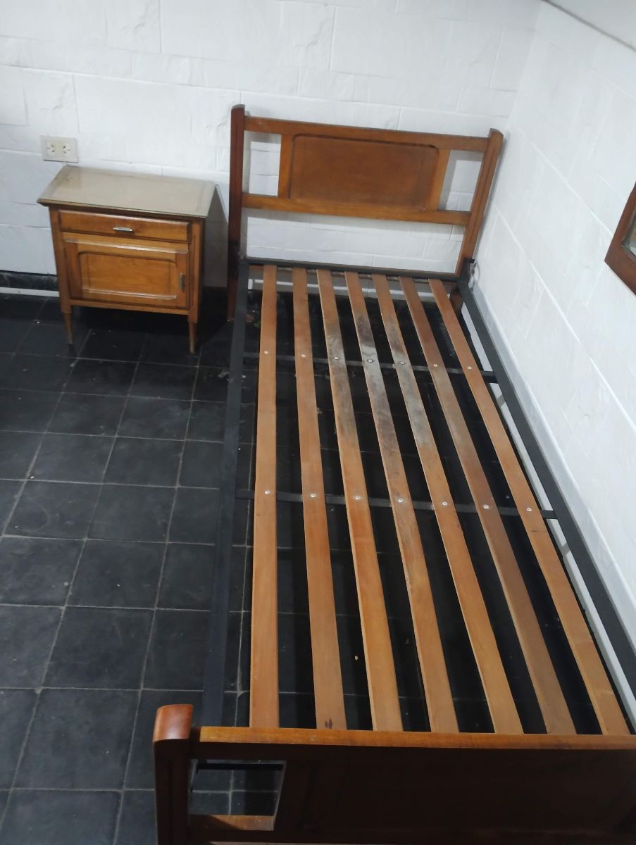 Cama, mesa de luz, repisa 