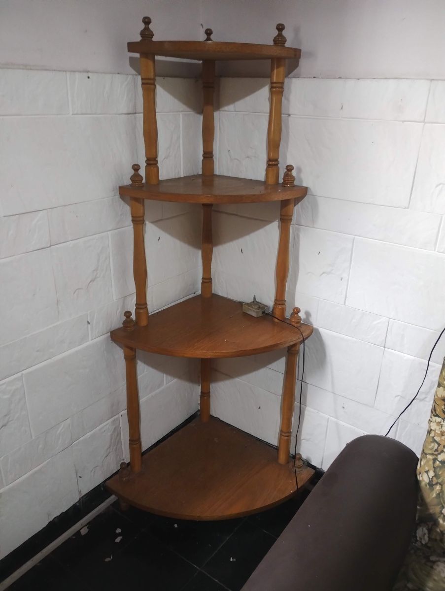 Cama, mesa de luz, repisa 