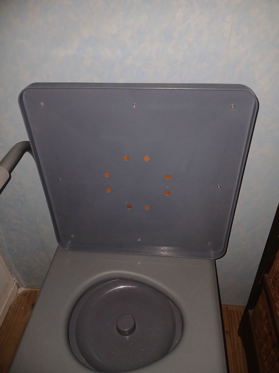 Silla con bacinilla para adultos
