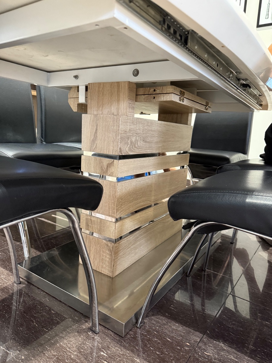 Juego de mesa con sillas 