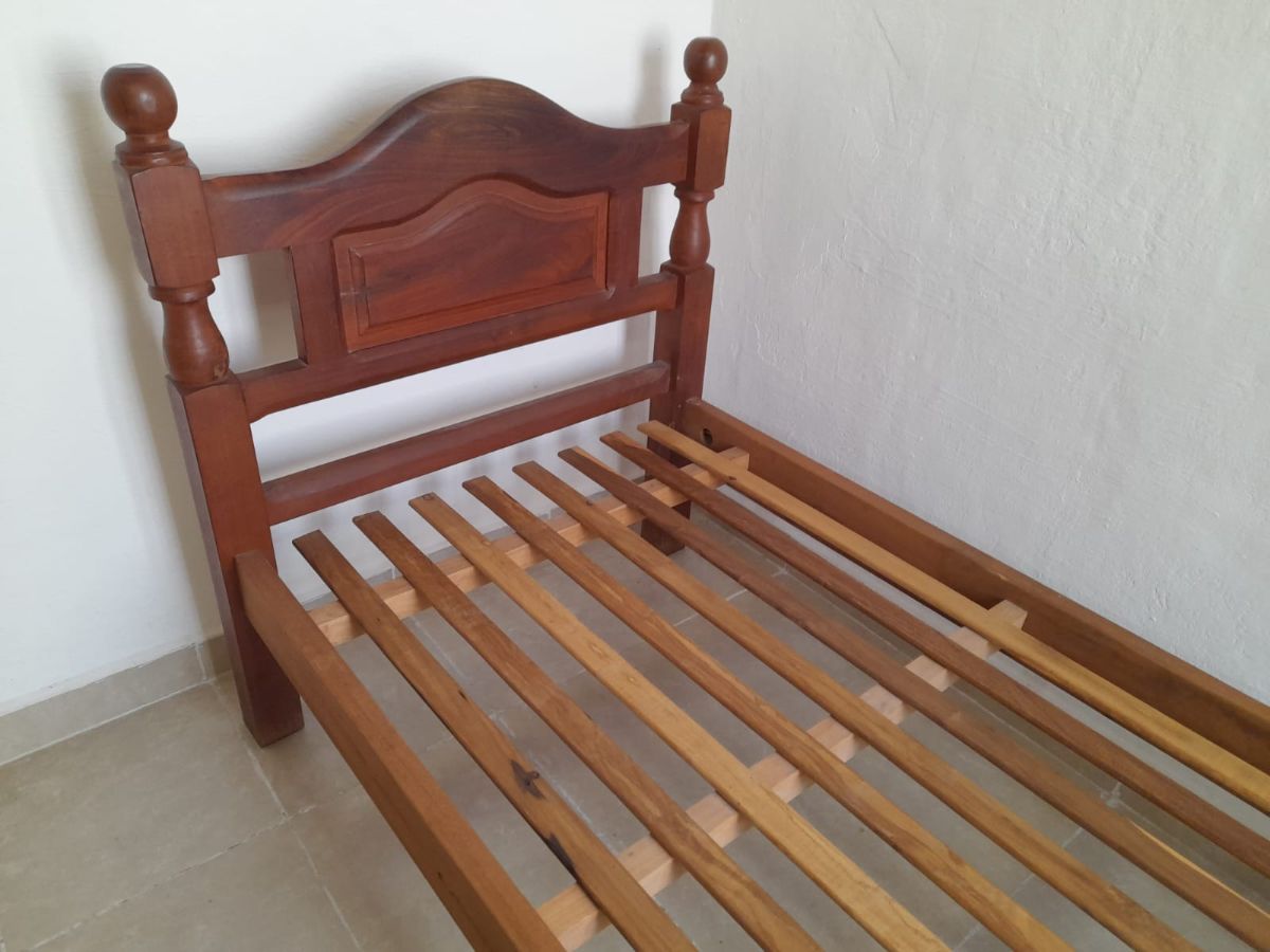 Cama de algarrobo de 1 plaza