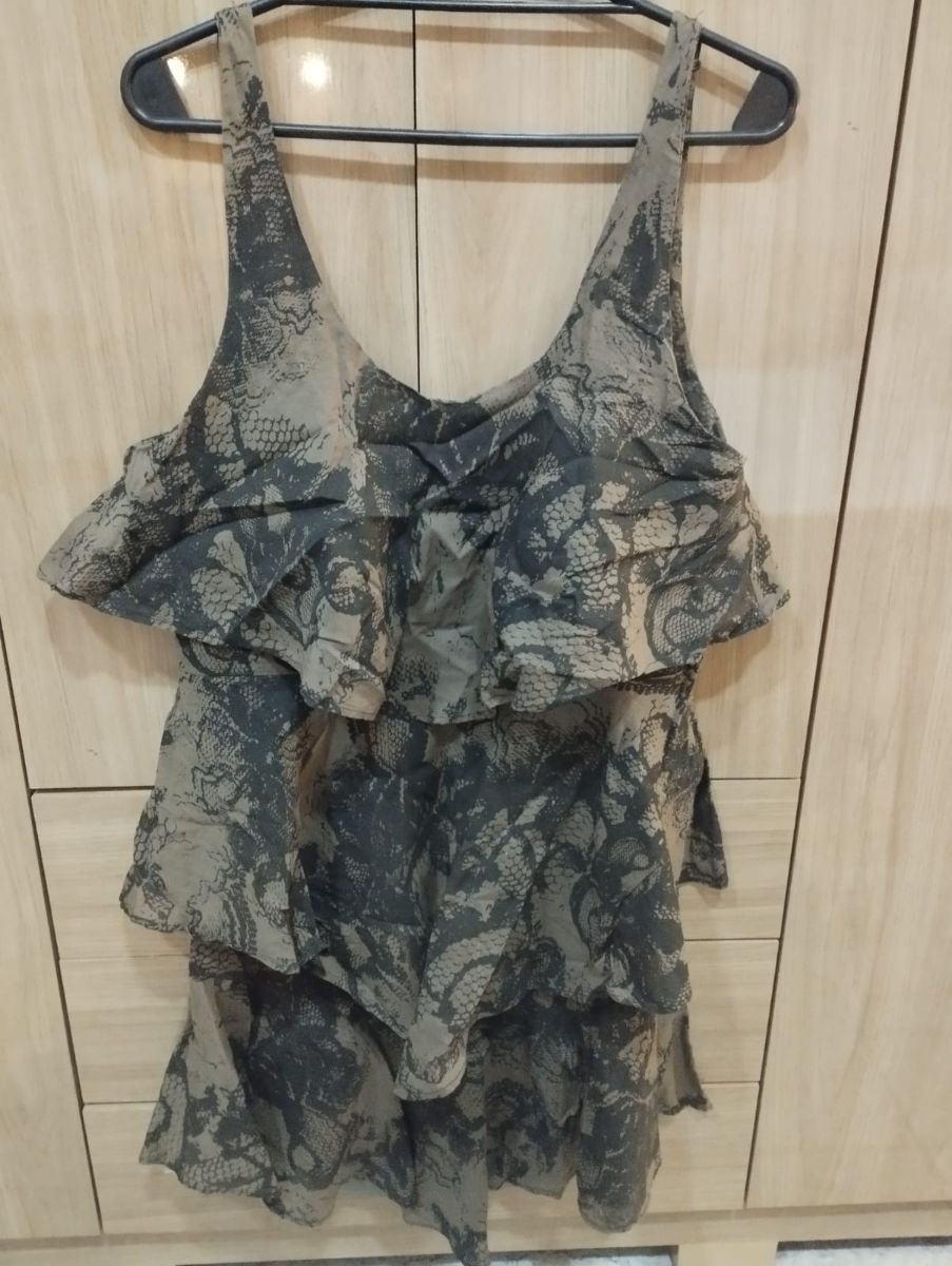 Vestido corto con volados – impecable estado