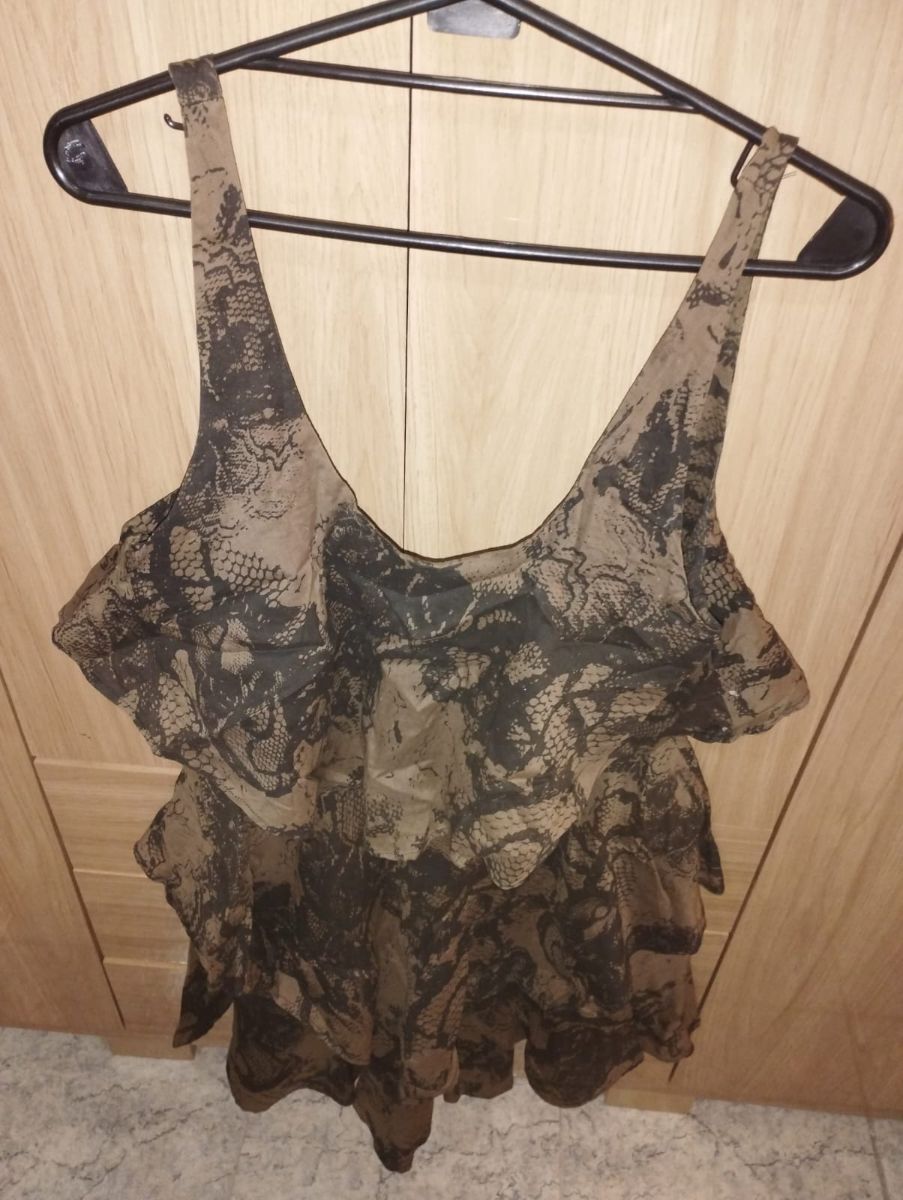 Vestido corto con volados – impecable estado