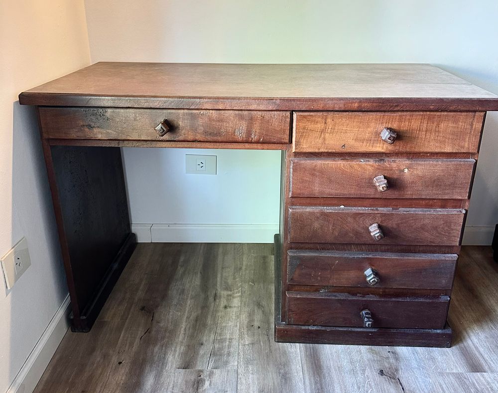 Escritorio de algarrobo