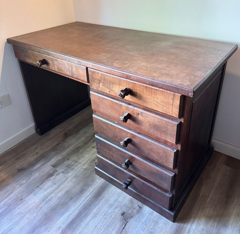 Escritorio de algarrobo