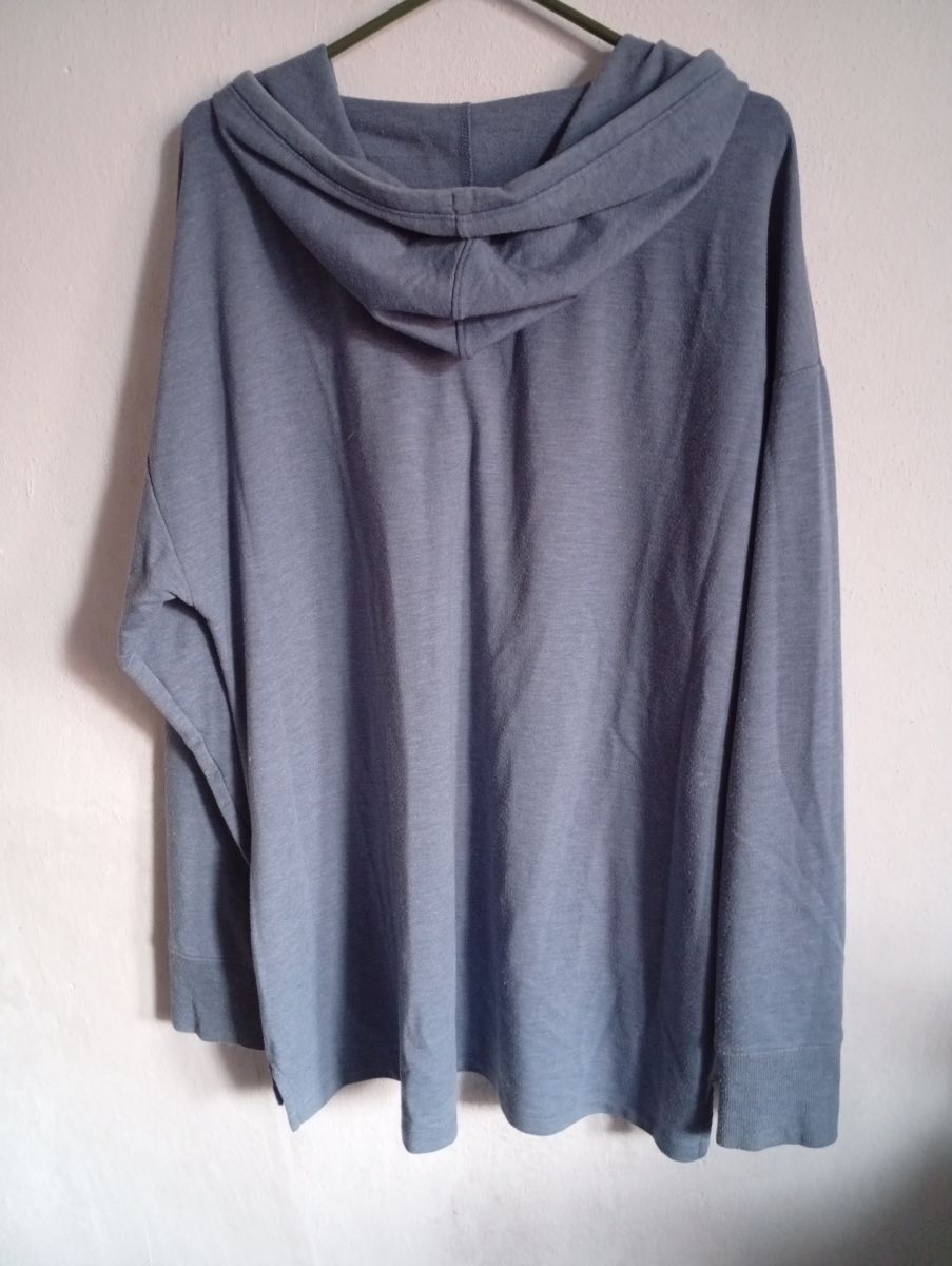sudadera con capucha azul claro