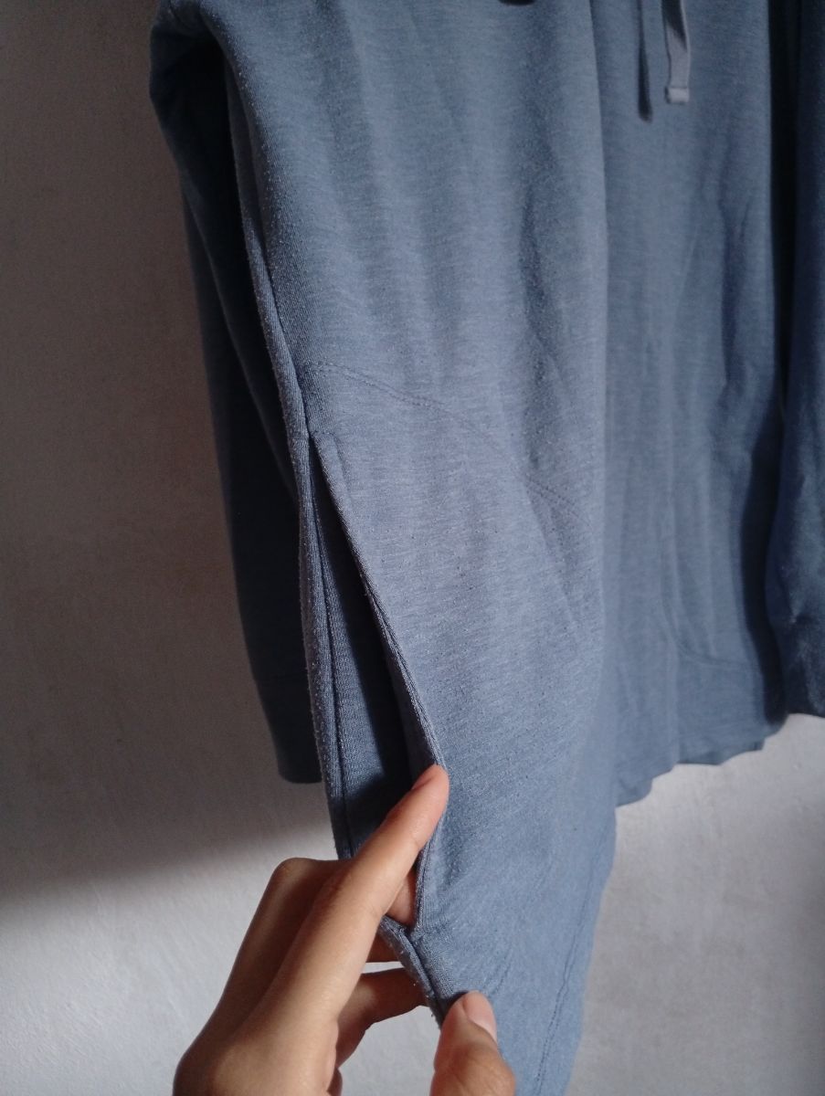 sudadera con capucha azul claro