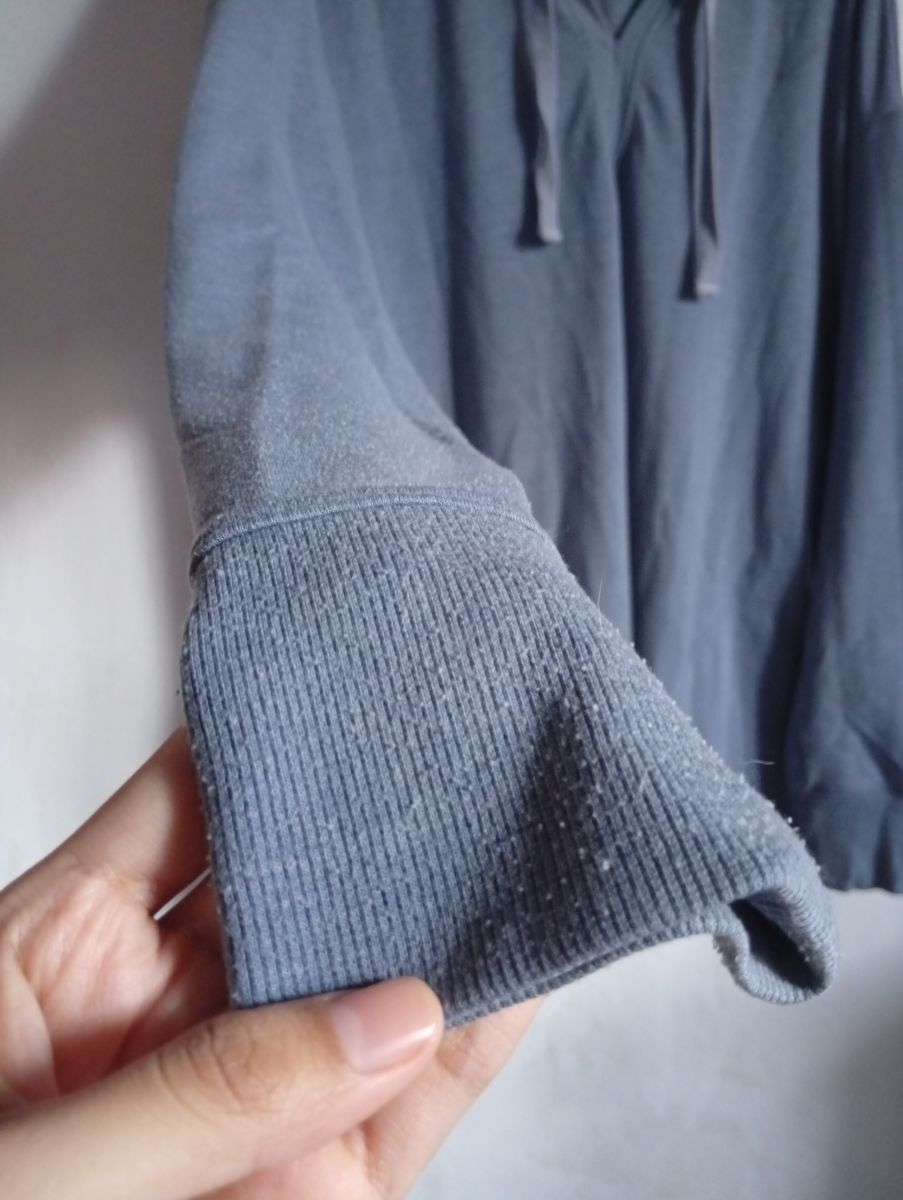 sudadera con capucha azul claro