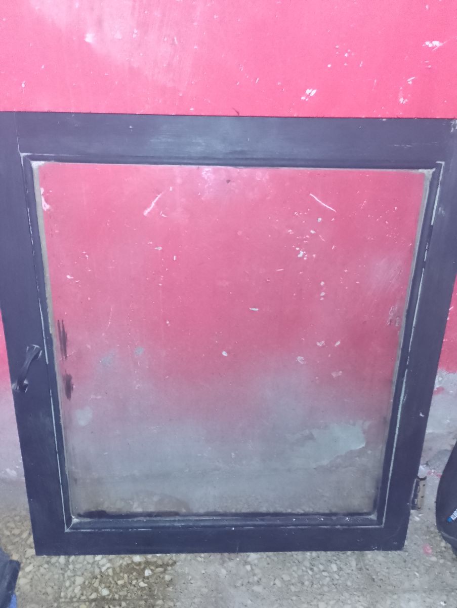 Ventana sin marco mide 64x70 