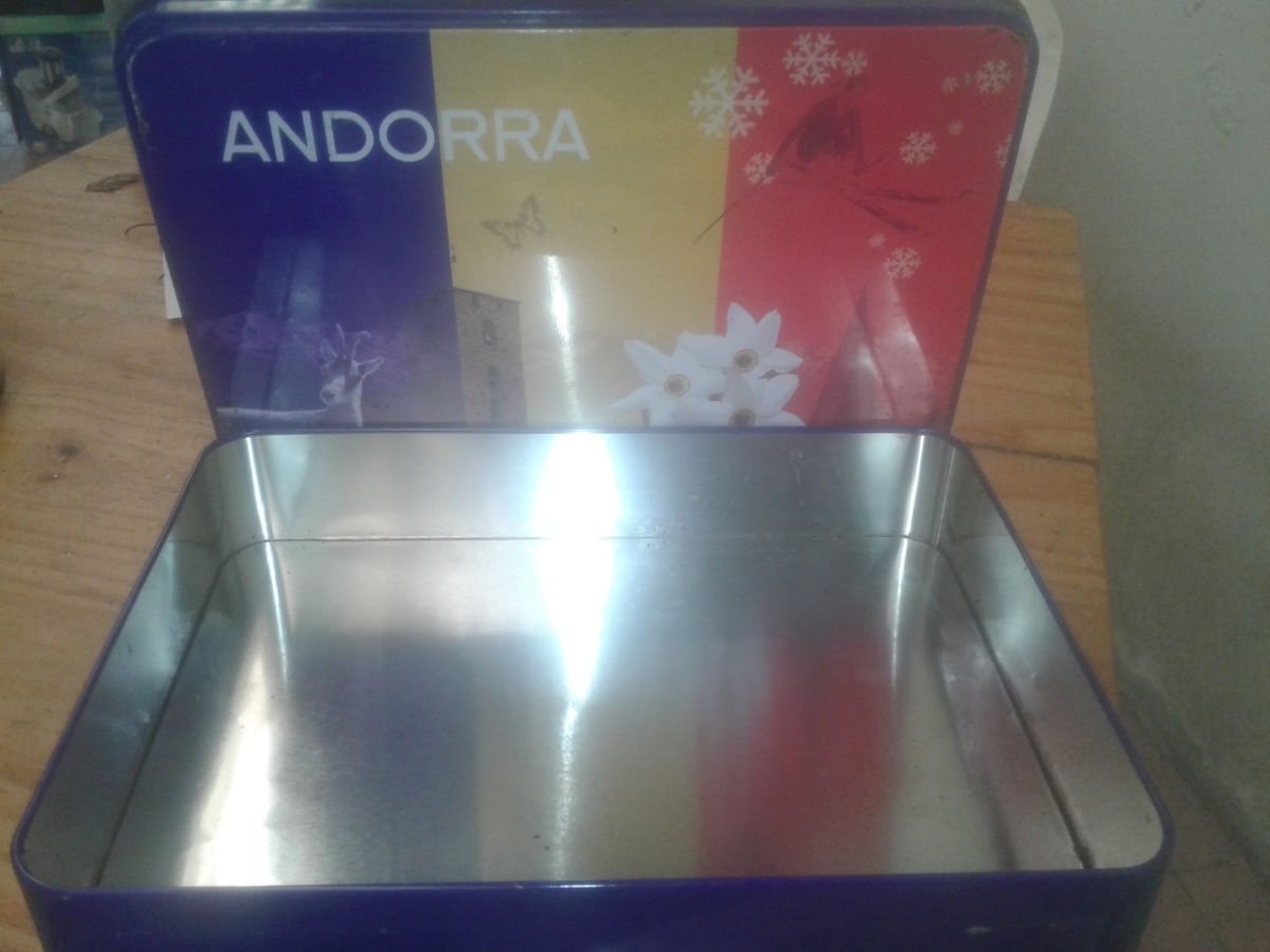 Caramelera, Vasos licor y lata contenedora