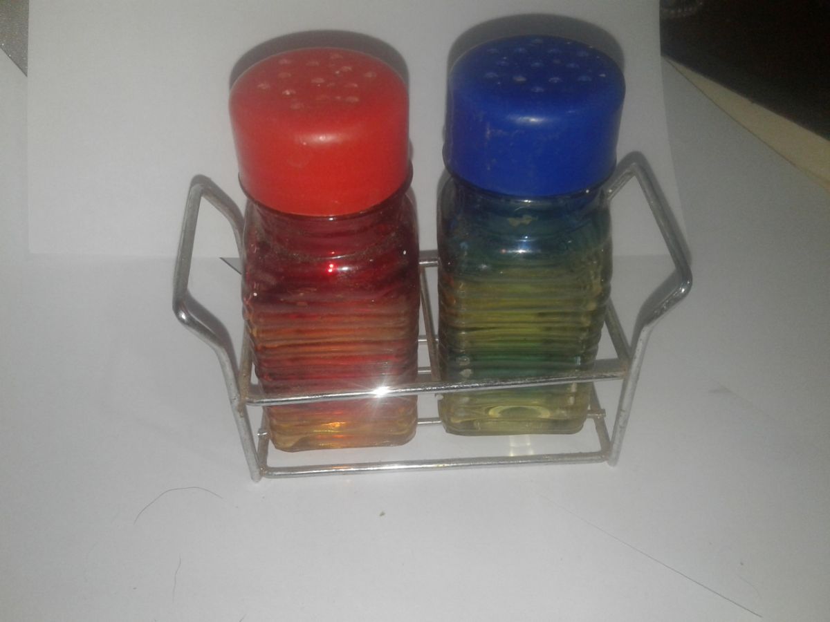  2 saleros  2 pimentero de vidrio y de cerámica  