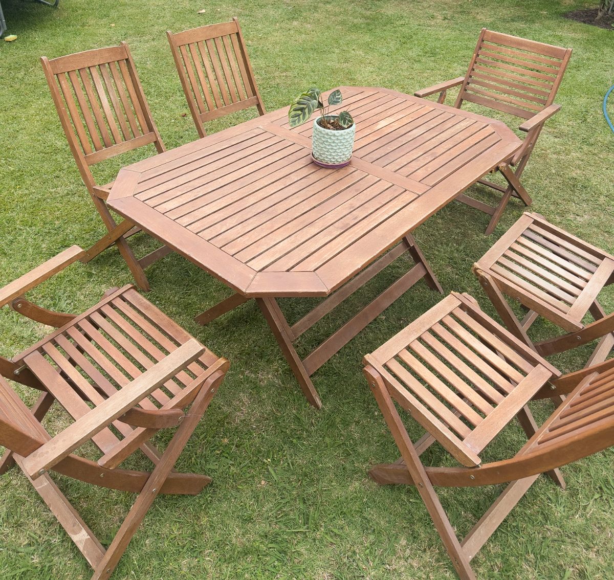 Mesa y sillas de exterior