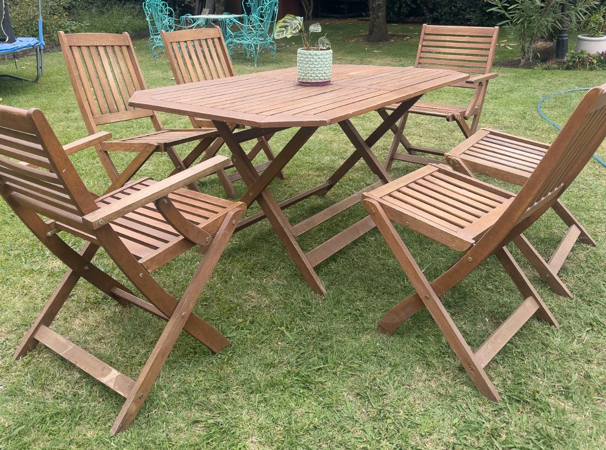 Mesa y sillas de exterior