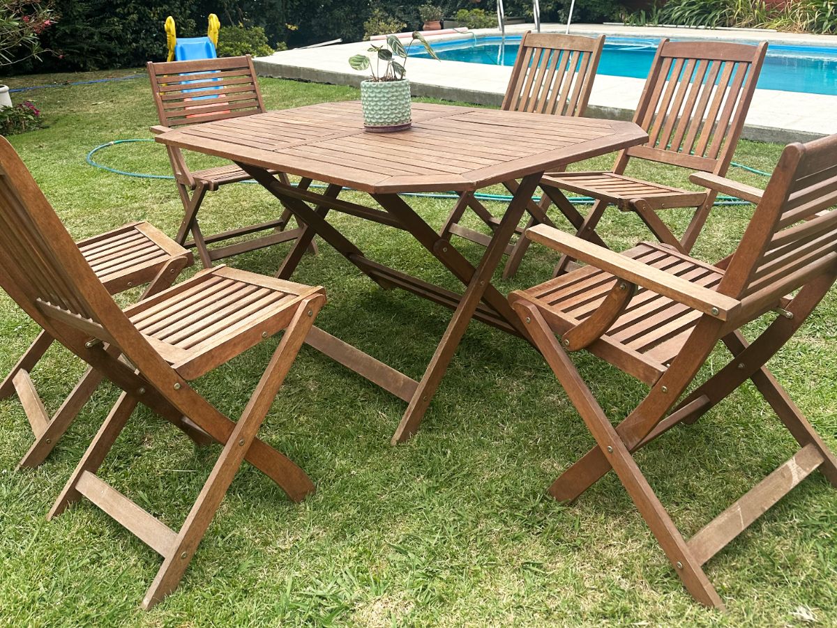Mesa y sillas de exterior