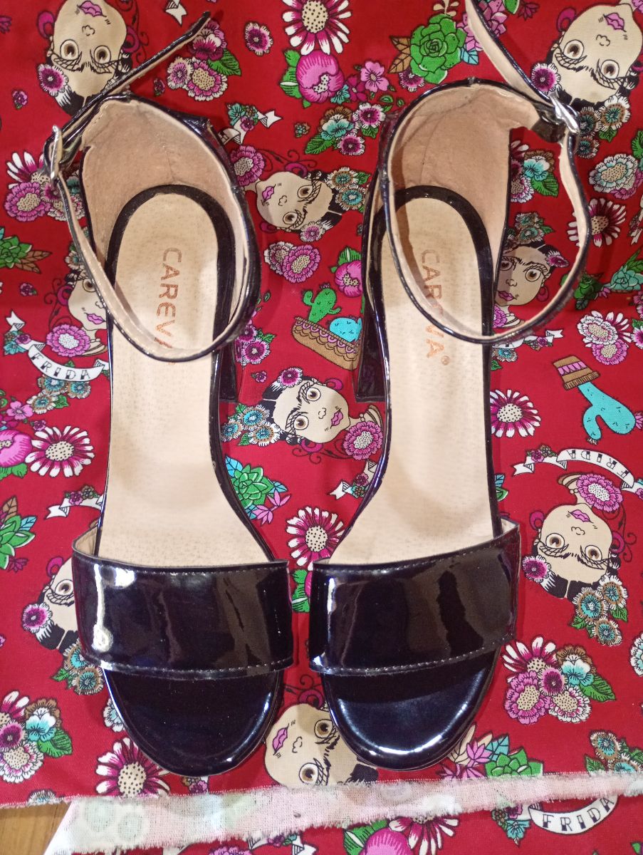 Zapatos negros de charol 