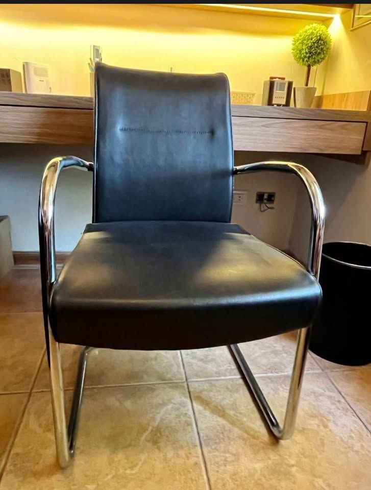 Sillón cromado tapizado ecocuero