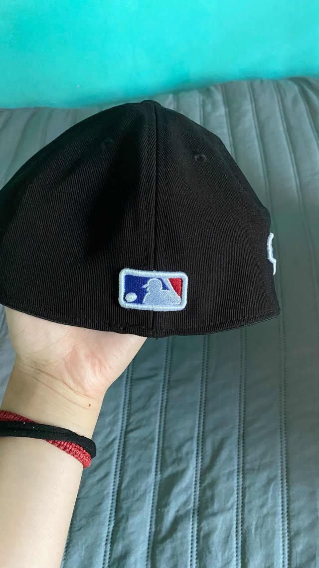 Gorra negra de Los Angeles (LA). 