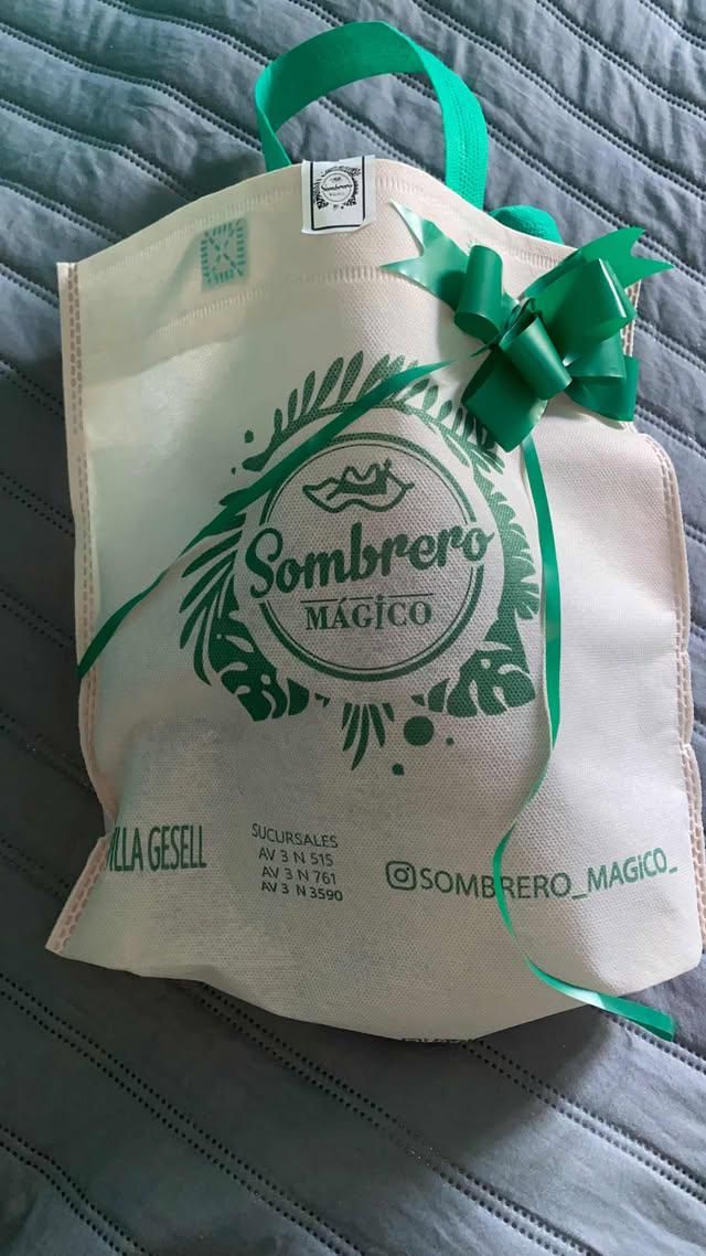 Gorra negra de Los Angeles (LA). 